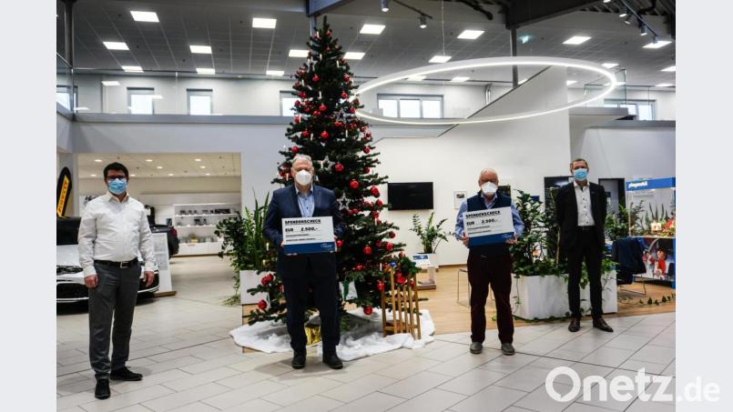 Geschäftsführer Thomas Fischer (links) und Roland Franz (Betriebsleiter Amberg und Ursensollen, rechts) übergaben die Spenden an die Vertreter der zwei Organisationen: Amberg-Sulzbachs Landrat Richard Reisinger und Helmut Rauscher von der Bürgerstiftung Region Neumarkt. Bild: Laura Knyszcuk, Fischer Automobile GmbH/exb