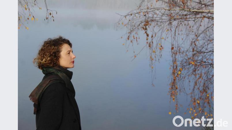 Anna Maria Sturm genießt die Ruhe am winterlichen Murner See. Bild: Evi Wagner