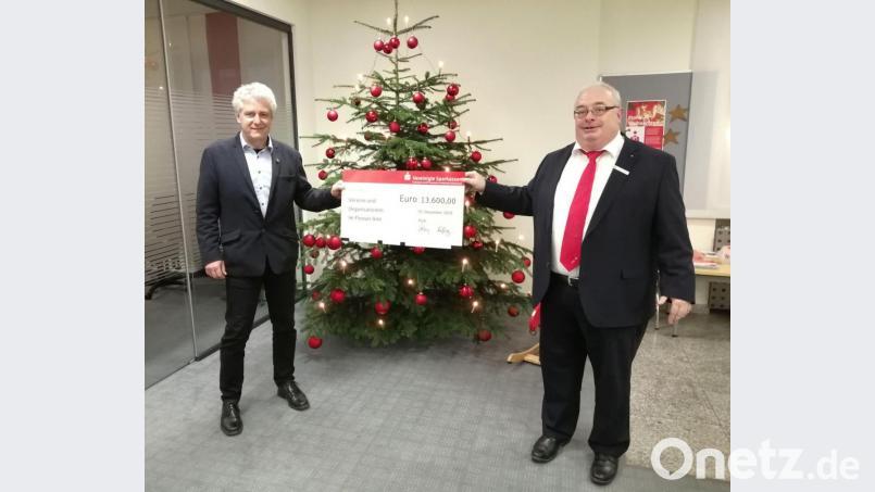 Bürgermeister Robert Lindner (links) nimmt den symbolischen Spendenscheck von Ulrich Höcker (rechts) entgegen. Bild: Sparkasse/exb
