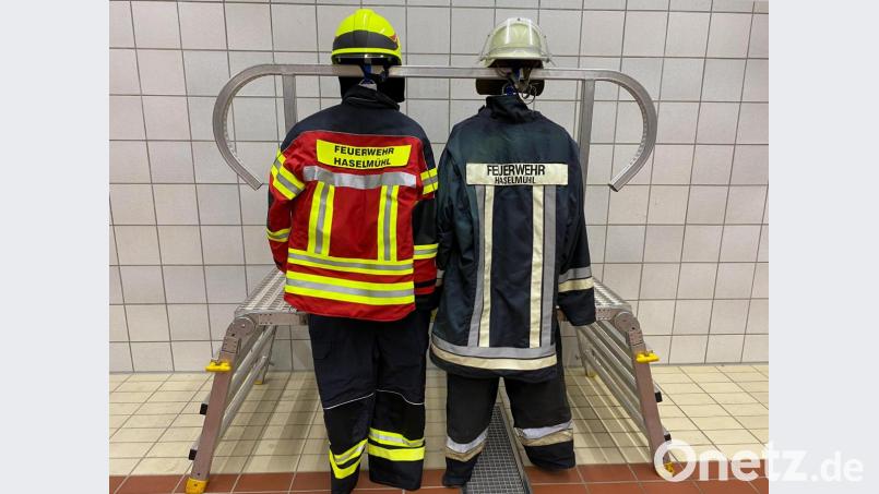 Hier sieht man den Unterschied zwischen der alten (rechts) und der neuen (links) Einsatzkleidung. Bild: egl