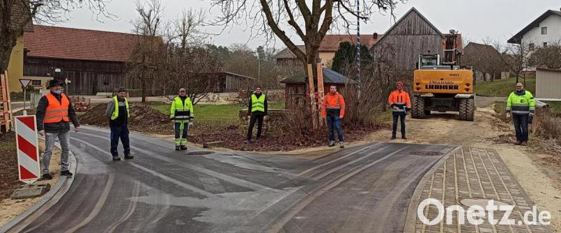 Zur Abnahme des Bauabschnittes in Sinnleithen versammelt (von links): Thomas Köstler (Amt für Ländliche Entwicklung), Hans Krauß (Wasserwart), Christoph Nowak (Polier Firma Englhard), Bürgermeister Hans-Jürgen Strehl, Matthias Kolb (Tiefbauamtsleiter Landratsamt Amberg-Sulzbach), Georg Rumpler (Ingenieurbüro RCH Amberg) und Hubert Englhard (Geschäftsführer Firma Englhard). Bild: gru