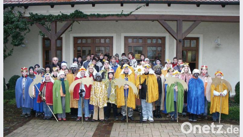 Bilder bzw. Szenen wie in den zurückliegenden Jahren wird es diesmal nicht geben. Das 2007 entstandene Foto zeigt die Ministrantenschar, verkleidet als Sternsinger, mit dem inzwischen verstorbenen Pfarrer Konrad Beierl. Archivbild: ü