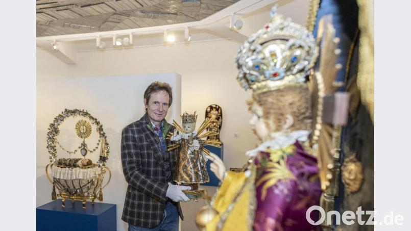 Museumsleiter Volker Dittmar und seine Mitarbeiter mussten die wertvollen Christkindfiguren wieder einlagern. Bild: dtr