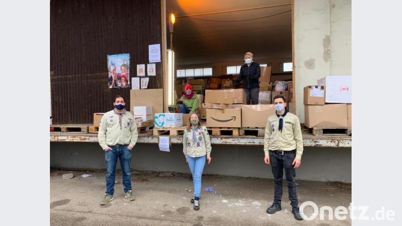 Die Weidner Pfadfinder (von links) Jakob Weiß, Antonia Kurz und Wolfgang Raithel übergeben die Kleiderspenden an die Helfer von "Sea Eye". Bild: Antonia Kurz