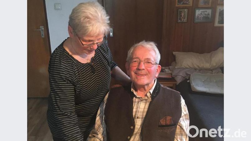 Luise und Alois Seegerer sind seit 53 Jahren verheiratet. Luise Seegerer hat ihrem Mann schon immer den Rücken frei gehalten und kümmert sich seit seiner Erkrankung rührend um ihren Alois. Bild: ihl
