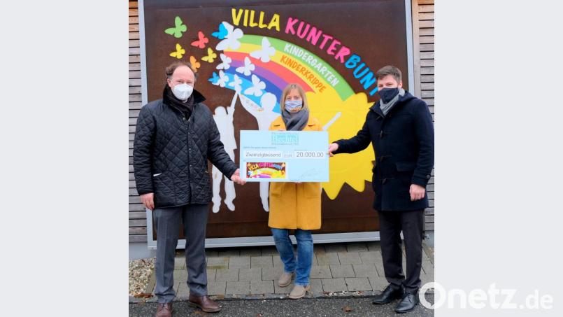Kindergartenleiterin Sabine Nickert (Mitte) und Bürgermeister Peter Neumeier (rechts) hatten allen Grund zur weihnachtlichen Freude: Der Geschäftsführer der Privatmolkerei Bechtel, René Guhl (links), hatte ein nicht alltägliches Geschenk für den Kindergarten mitgebracht. Bild: mab