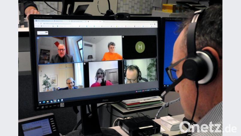 Das Interview mit Landrat Richard Reisinger zum Jahresende sowie das Gespräch mit einigen seiner Mitarbeiter führte die AZ heuer per Videokonferenz. Der Bildschirm zeigt von links oben Reisinger und AZ-Redakteurin Heike Unger (das H steht für Landkreis-Pressesprecherin Christine Hollederer); unten von links: Dr. Roland Brey, Leiter des Gesundheitsamts, Martina Beierl von der Pressestelle des Landkreises und AZ-Redakteur Markus Müller (auch vor dem Bildschirm). Bild: Stephan Huber