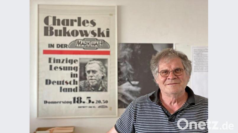 Maro-Verleger Benno Käsmayr, im Hintergrund ein Werbeplakat für eine Bukowski-Lesung. Bild: Michael Schreiner