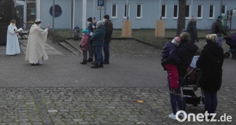 Die Segnung der Kinder fand heuer wegen der Pandemie mit Abstand zueinander und im Freien vor der Stadthalle statt. Bild: exb