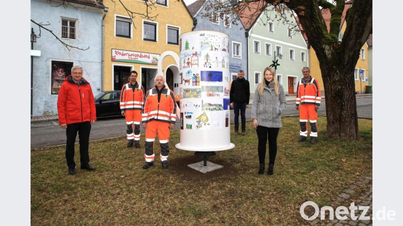 Eine Weihnachtstasse mit den vielen Bildern dreht sich am Unteren Markt. Auf dem Bild (von links) Bürgermeister Johannes Reger mit der Organisatorin des Weihnachtsweges, Carolin Böckl, sowie den Bauhofmitarbeitern (von links) Matthias Arndt, Werner Bregler, technischen Angestellten Markus Meyer und Josef Liedl. Bild: njn