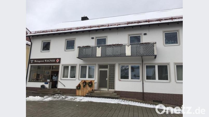 Hier, beim Metzger Wagner in Wutschdorf, soll die neue Post-Filiale eingerichtet werden. Und zwar im Metzgerladen links im Bild. Bild: gri