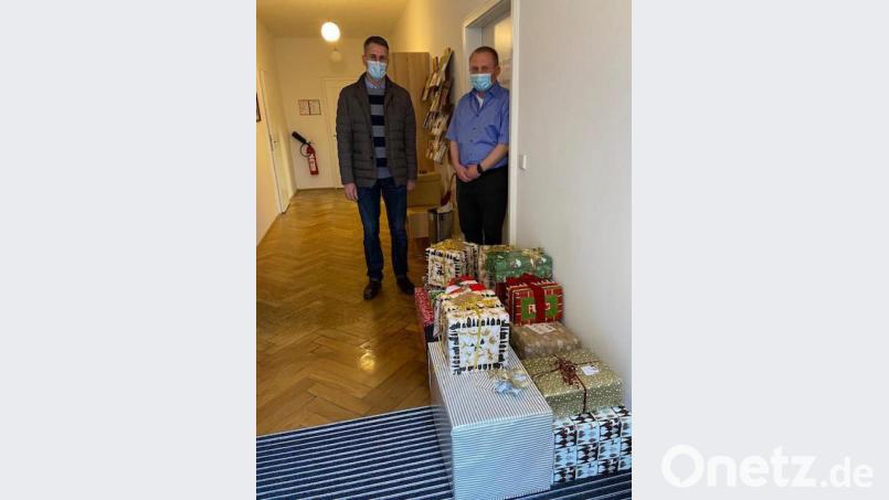 Päckchen-Übergabe in der Paulanergemeinde. Bild: Rotary Amberg/exb