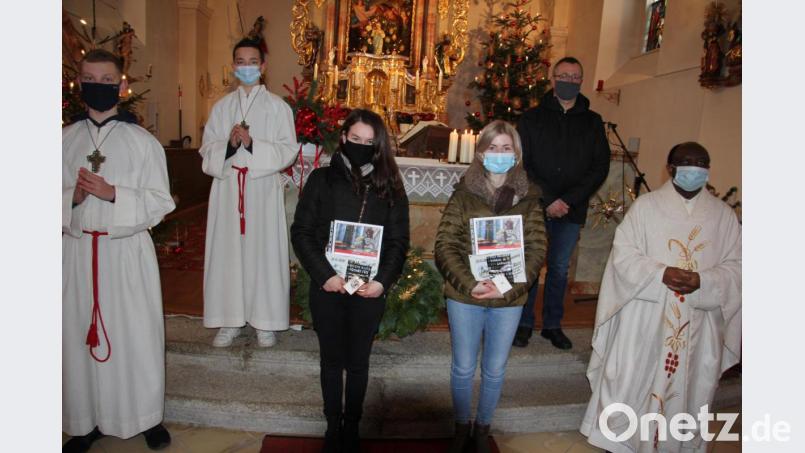 Die Pfarrei St. Johannes in Großkonreuth verabschiedete zwei langjährige Ministrantinnen. Im Bild (von links) Oberministrant Lucas Scharnagl, Elias Bauer, die ausgeschiedenen Messdienerinnen Johanna Schmeller und Josepha Hecht sowie Pfarrgemeinderatssprecher Gerhard Kraus und Pfarrer Charles Ifemeje. Bild: kro