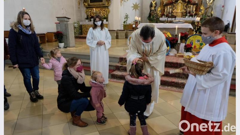 Am Fest der Heiligen Familie segnete Pfarrer Max Früchtl die Kinder in der Kirche. Bild: le
