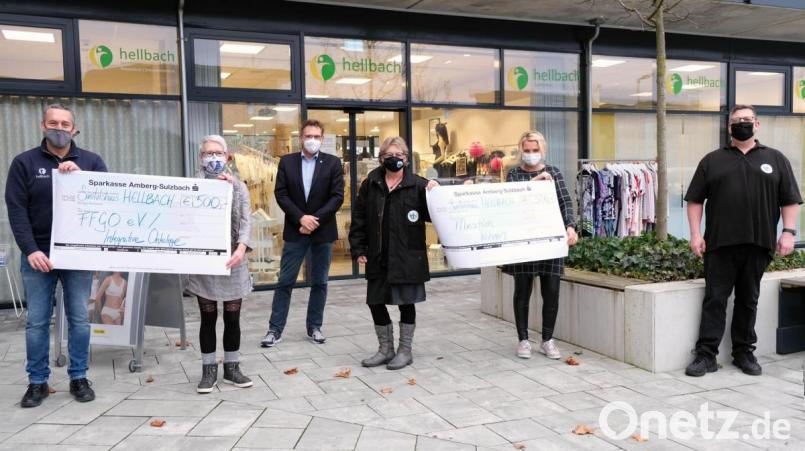 Das Amberger Modell Integrative Onkologie sowie die Selbsthilfegruppe „Aktiv und gemeinsam“ freuen sich über eine Spende in Höhe von je 500 Euro vom Sanitätshaus Hellbach (von links): Matthias Hahn, Sanitätshaus Hellbach, FFGO-Vorsitzende Brigitta Schöner, Harald Hollnberger, Ärztlicher Direktor Klinikum St. Marien Amberg, Sabine Graf, Initiatorin Selbsthilfegruppe „Aktiv und gemeinsam“, Susanne Hahn, Sanitätshaus Hellbach, und Tim Bruns, Initiator Selbsthilfegruppe „Aktiv und gemeinsam“. Bild: Klinikum/Dietl/exb