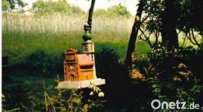 Diese Holz-Miniatur war jahrelang auf dem Weg zur Mariahilfbergkirche zu sehen. Archivbild: Zahn/exb