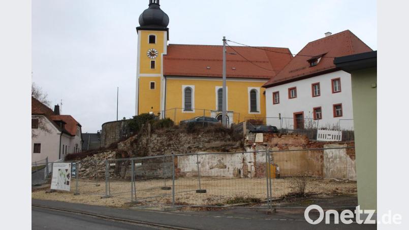 Die Baustelle mitten im Herzen von Ebnath soll im nächsten Jahr der Vergangenheit angehören. Bürgermeister Wolfgang Söllner und der Gemeinderat haben die Renovierungsmaßnahmen vergeben. Baubeginn ist im Frühjahr 2021. Bild: soj