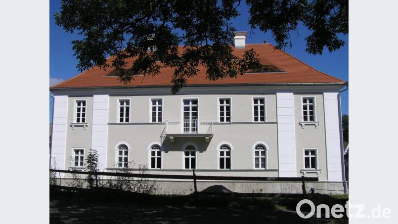 Der Landkreis unterstützt auch die Sanierung des Schlosses Riglasreuth mit 5000 Euro. Es präsentiert sich mittlerweile als imposantes Gebäude. Die Bausünden aus der Zeit als Königlich Bayerisches Forstamt sind nicht mehr zu sehen. Archivbild: öt