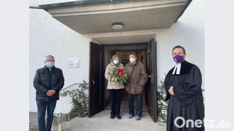 Dieser Dank kommt von Herzen. Kirchenvorsteher Manfred Hellbach (links) und Pfarrer Stefan Fischer (rechts) ehrten das Mesner-Ehepaar Evelin und Ulrich Gerlach für 30 Jahre treuen ehrenamtlichen Dienst. Bild: wku