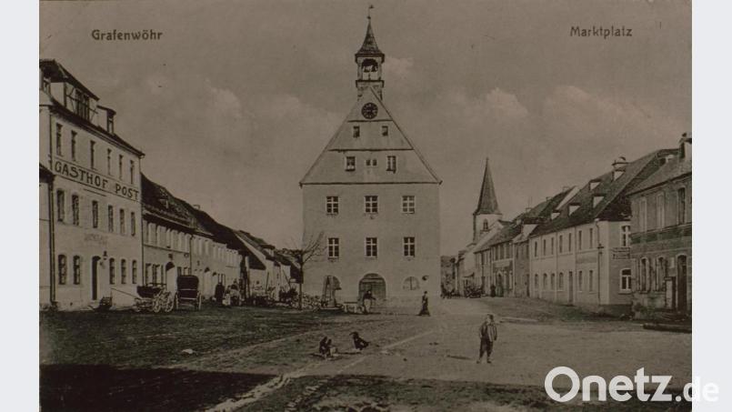 Ländliche Ruhe statt emsigen Betriebs strahlt der Marktplatz in Grafenwöhr auf dieser alten Postkarte aus. Repro: Kultur- und Militärmuseum Grafenwöhr/exb