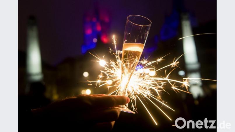 Mit einem Glas Champagner und einer Wunderkerze: So feiern heuer sicher einige Silvester. Bild: Jean-Christophe Bott/dpa