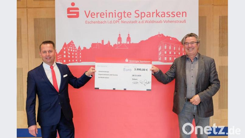 Sparkassenvorstand Gerhard Hösl (links) übergibt an den Eslarner Bürgermeister Reiner Gäbl den Spendenscheck in Höhe von 3990 Euro. Bild: dob