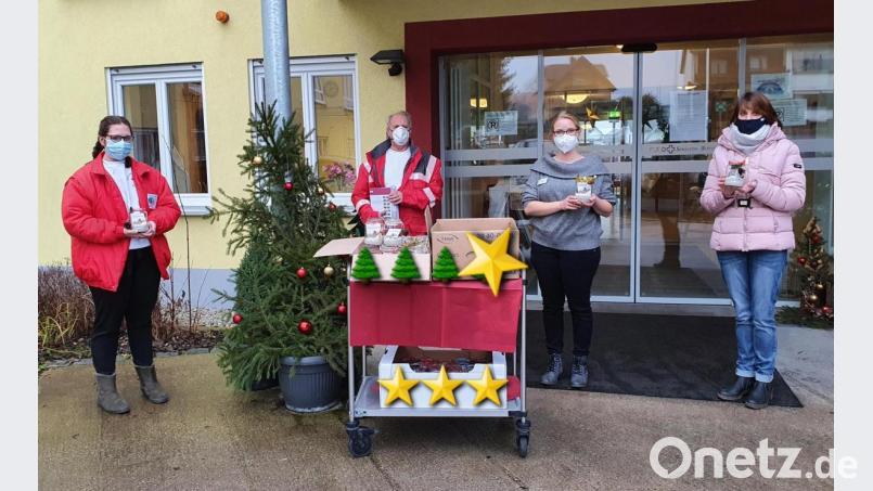 Geschenkübergabe durch das Jugendrotkreuz: Von links Melissa Bayer, Wilfried Hoyer, Pflegedienstleiterin Linda Zeitler, Kathrin Ruhland. Bild: Senioren-Pflegeheim Haus Steinwaldblick/exb