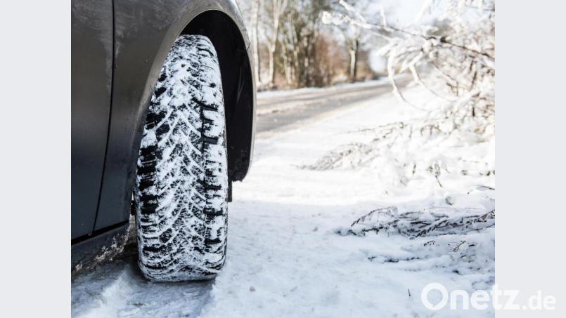 Sie wollten in die Berge und mit ihrem Auto im Schnee driften - doch die Fahrt von zwei Männern hat mit einer Anzeige wegen des Verstoßes gegen die Corona-Vorschriften geendet. Symbolbild: Benjamin Nolte