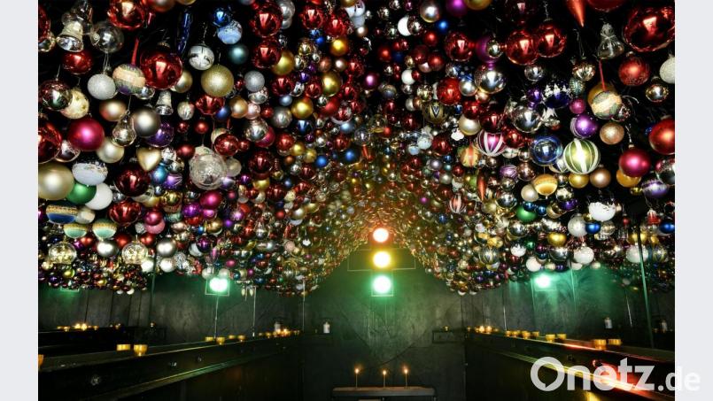Jetzt hängen sie wieder, die rund 1500 Christbaumkugeln in der Asphaltkapelle Etsdorf. Und zwar bis Lichtmess. Bild: Petra Hartl