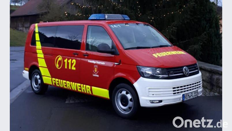 Der neue Mannschaftswagen der Feuerwehr Lochau steht neben dem Christbaum in der Ortsmitte. Bild: twg