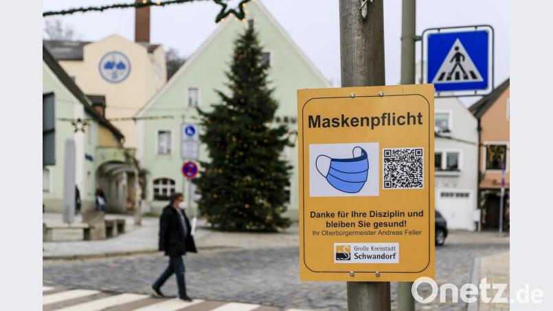 Die Maskenpflicht gilt teils auch im öffentlichen Raum, wie in der Schwandorfer Kernstadt. Verstöße können mit Bußgeld geahndet werden. Bild: Hösamer