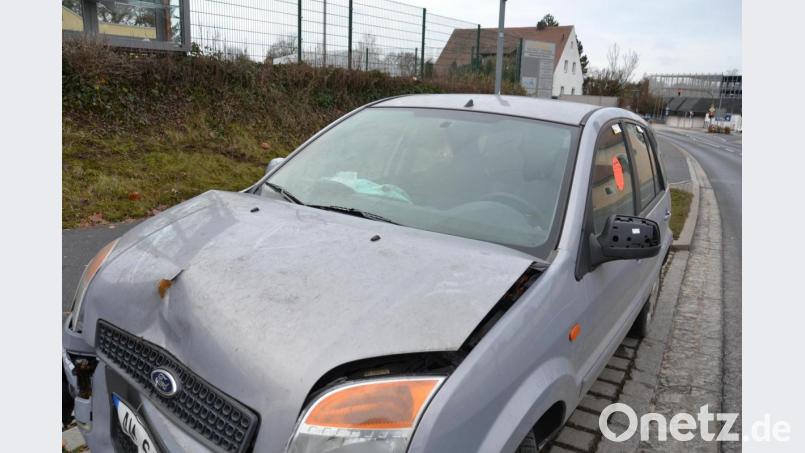 Seit 2. November steht dieser Ford eines 85-Jährigen an der Regensburger Straße. Da sich der Mann nicht um sein Auto kümmern kann, wird es laut Polizeiangaben demnächst abgeschleppt. Bild: tk