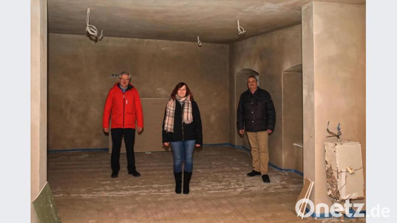 (von links) Bürgermeister Johannes Reger mit Bauleiterin Sabrina Peraus und Bauamtsleiter Dieter Döppl im fertiggestellten Untergeschoss. . Bild: JOCHEN NEUMANN 
ERBENDORF