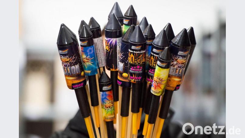 Feuerwerkskörper sind zu sehen. Bild: Christophe Gateau/dpa