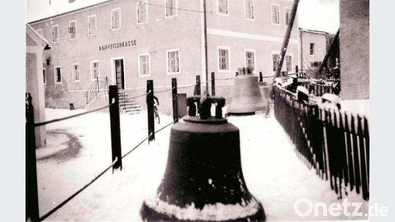 Bereit zur Montage: Aufgereiht standen die neuen Schönseer Glocken vor dem Kirchturm. In den Tagen zwischen Weihnachten und Silvester 1950 wurde das Geläut hochgezogen und installiert. Archivbild: mmj