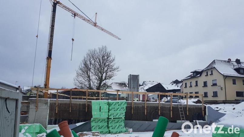Das Landhotel Schieder in Saubersrieth (rechts) hat im Spätherbst mit dem Neubau eines Gästehauses mit 28 Betten begonnen. Der Zugang vom Gästehaus zum Hotel soll mittels Überführung oder Unterführung erfolgen. Auch die nur „Gehwegvariante“ ist noch nicht vom Tisch. Bild: gi