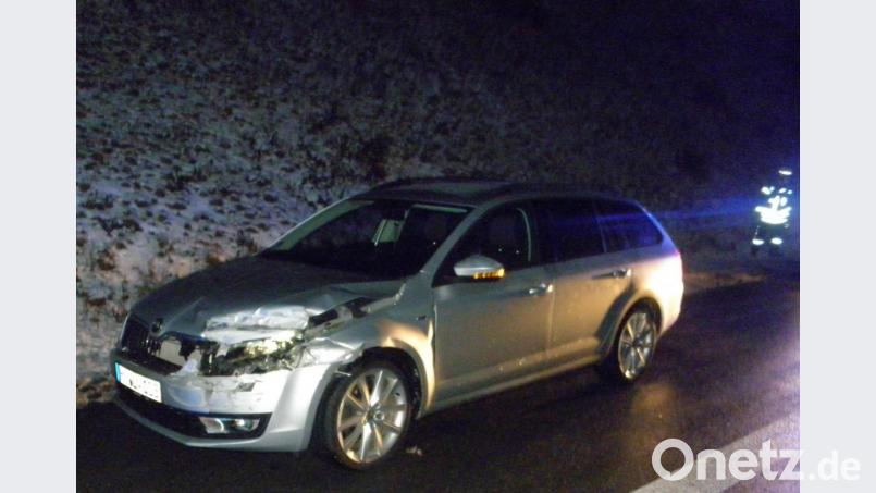 Dieser Skoda blieb an der Mittelleitplanke hängen und wurde von der Polizei unverzüglich auf den Standstreifen manövriert, um weiteren Schaden abzuwenden. Die Fahrbahnen waren zu diesem Zeitpunkt spiegelglatt. Bild: dob