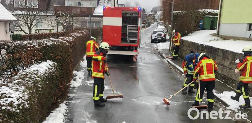 Die nasse Fahrbahn und fahrende Fahrzeuge begünstigten bis zum Einsatz der Kräfte die Verteilung des Ölfilms auf den Straßen. Bild: mde