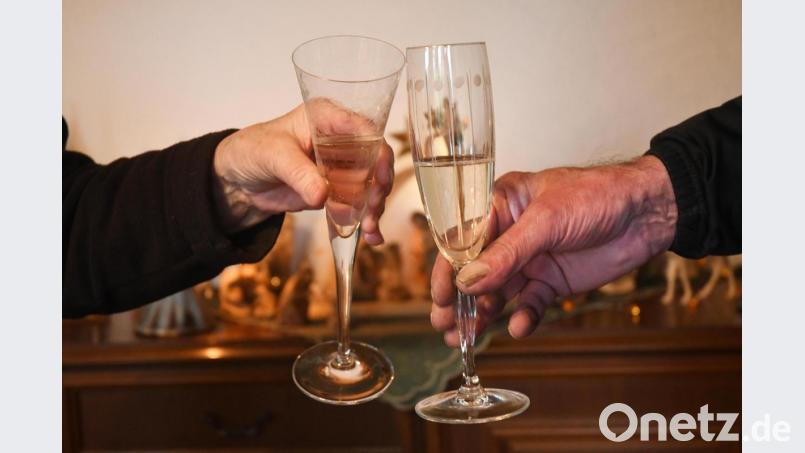 Silvester 2020/21 wird in die Geschichte eingehen. Im kleinen Kreis, ohne Feuerwerk wünscht man sich ein gutes, neues Jahr und hofft auf das baldige Ende der Coronapandemie. Bild: Gabi Schönberger