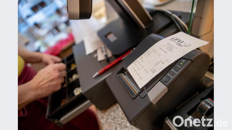 In Pandemiezeiten geriet das Thema &quot;Bonpflicht&quot; aus dem Blick, das Gesetz aber gilt weiter. Bild: Daniel Karmann/dpa