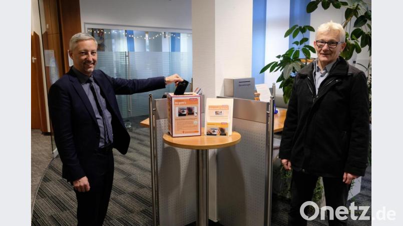 Auch alte und kaputte Mobiltelefone sind noch von Nutzen. Wiederaufbereitet oder recycelt unterstützen entsorgte Handys und Smartphones die Arbeit von Missio. Spendenboxen dafür stehen in den Volksbank-Raiffeisenbank-Filialen in Eschenbach, Kastl, Pressath und Schlammersdorf. Unser Bild zeigt zum Beginn der Aktion Regionalmarktleiter Stefan Schedl (links) und Pastoralreferent Alfred Kick. Bild: do