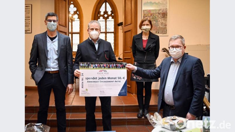 Große Freude über die Spende von Know How International (von links): Markus Bothner, Peter Baumann, Catherine Dill und Oberbürgermeister Michael Cerny. Bild: Susanne Schwab, Stadt Amberg/exb