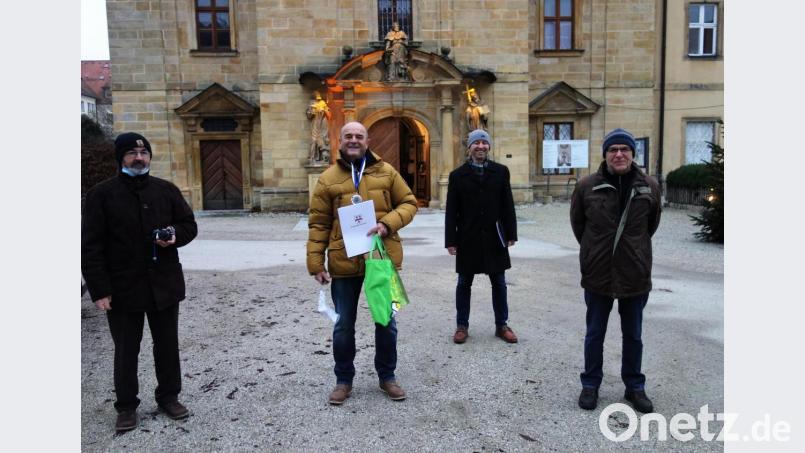 Bürgermeister Hans Ram (hinten) dankte den drei Urgesteinen Hans Wisgickl, Arnold Hiltl und Gerd Krause (vorne von links) für 133 Jahre Engagement in der Vorstandschaft des Schnupferclubs Bild: tra