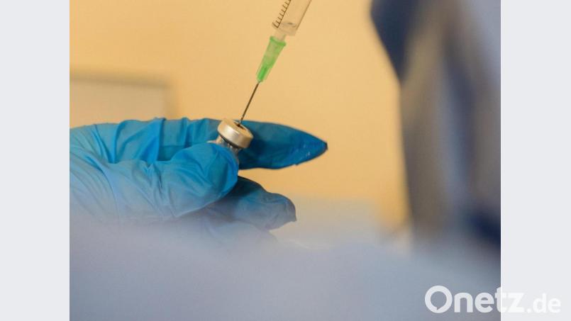 Auch in Bayern haben die ersten Corona-Impfungen begonnen. Bis die Impfzentren an den Start gehen, dauert es allerdings noch ein wenig. Zunächst sind mobile Impfteams unterwegs. Bild: Nicolas Armer/dpa