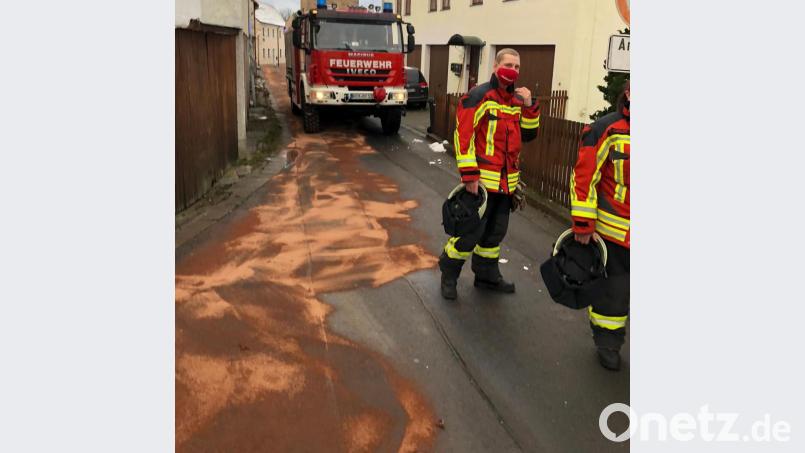 Teilweise war die gesamte Straße, wie hier im Weihergraben, mit Öl verschmutzt. Ein Winterdienstfahrzeug hatte dieses beim Aufbringen von Streusalz verloren. Bild: mde