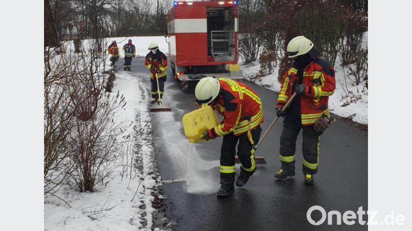 Viel Ölbindemittel war am Dienstag in Kemnath nötig, um die Straßen wieder sicher befahrbar zu machen. Bild: mde
