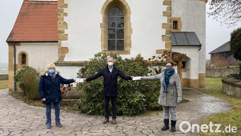 Bürgermeister Richard Kammerer (Mitte) übergab an Priska Hofmann (links) und Renate Buchfelder (rechts) je 200 Euro Spende für die Seniorenarbeit in der katholischen und evangelischen Pfarrei. Bild: sei