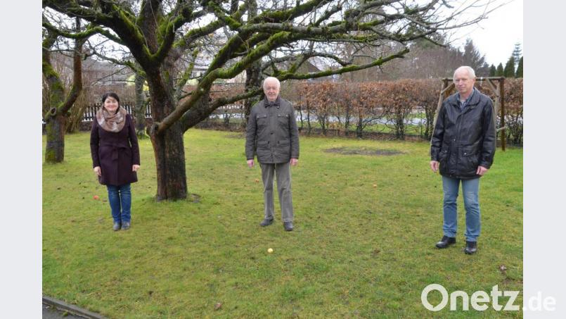 Walter Siller (Mitte) feierte an Heiligabend seinen 80. Geburtstag. Dazu gratulierten der Vorsitzende der Stadtkapelle Mitterteich, Oliver Lipfert, und dessen Stellvertreterin Tanja Ernstberger. Bild: Martin Ernstberger/exb