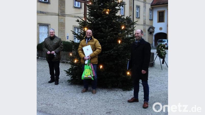 Ensdorfs Bürgermeister Hans Ram (rechts) und Landrat Richard Reisinger (links) würdigten das außergewöhnliche ehrenamtliche Engagement von Arnold Hiltl Bild: tra