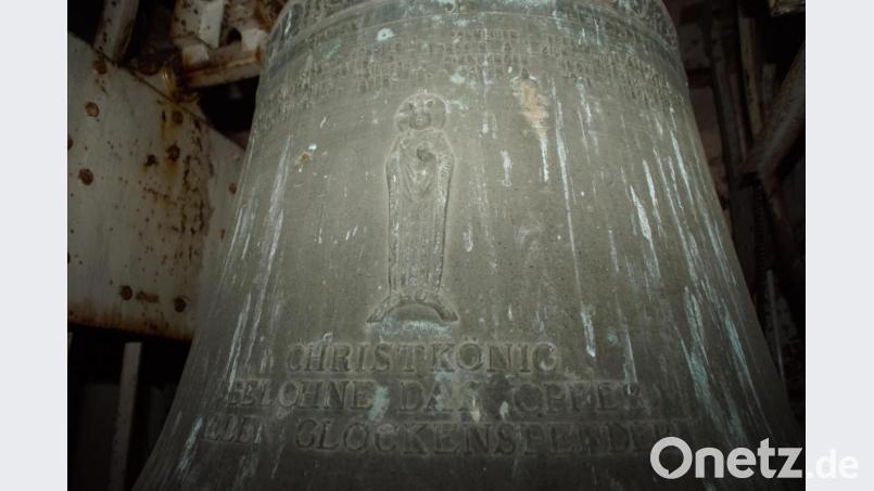 &quot;Christkönig belohne das Opfer aller Glockenspender&quot; steht auf dieser Glocke im Schönseer Kirchturm. Bild: mmj